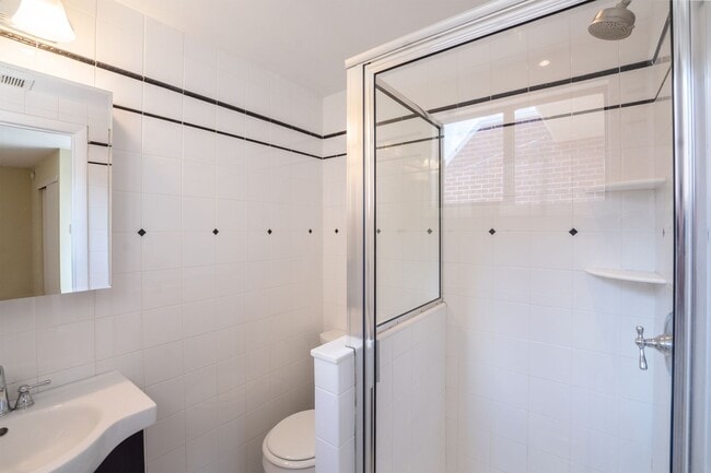 Building Photo - Beautiful Three Bedroom in Washington Square West
