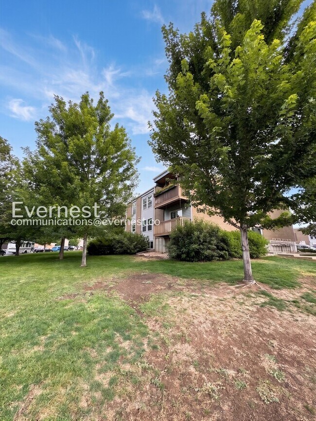Building Photo - 2 bed/1 bath Spacious Condo with Modern Amenities