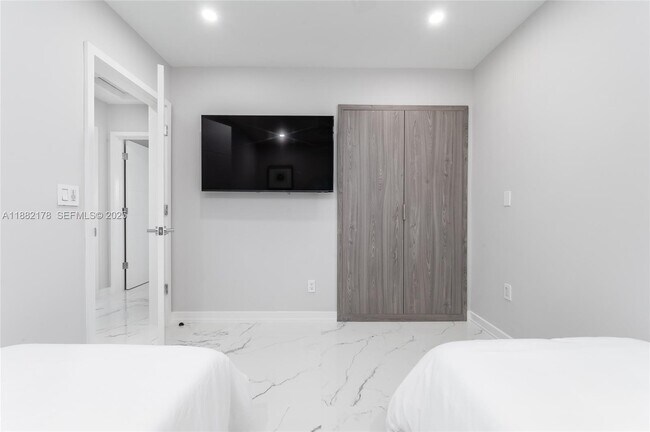 Building Photo - 21230 NE 25th Ct