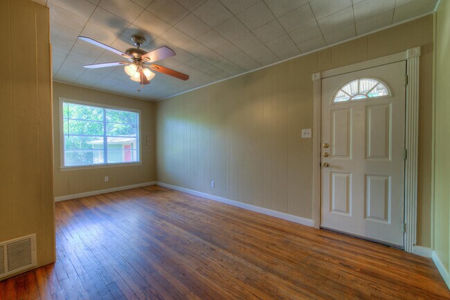 Building Photo - UT PRE-LEASE: 4 bed/2 bath North Campus home for pre-Lease. Features wood floors and many updates