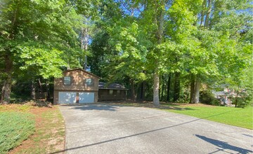 Building Photo - *AMAZING MOVE IN SPECIAL* Renovated 3 Bedroom/2.5 Bath Home For Rent!  Convenient Jonesboro Locat...