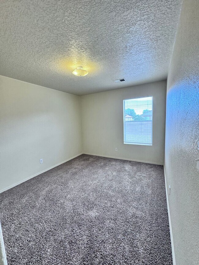 Building Photo - 760 Deerbrush Ct SW