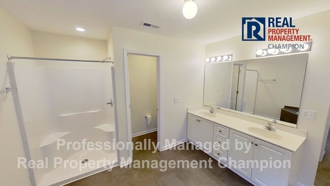Building Photo - First Floor Condo with Spacious Floorplan