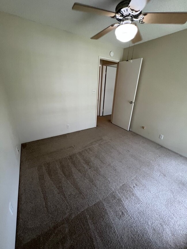 Building Photo - Very nice 2 bedroom, 1 bath unit with 2 pa...