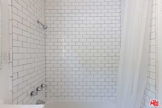 Building Photo - 2547 Canyon Dr