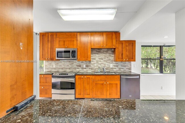 Building Photo - 295 Fern Dr