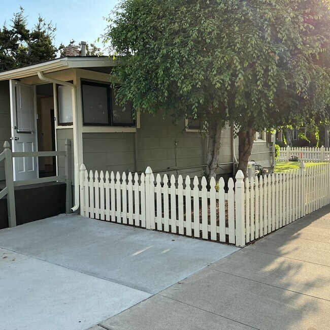 Building Photo - 233 E La Veta Ave