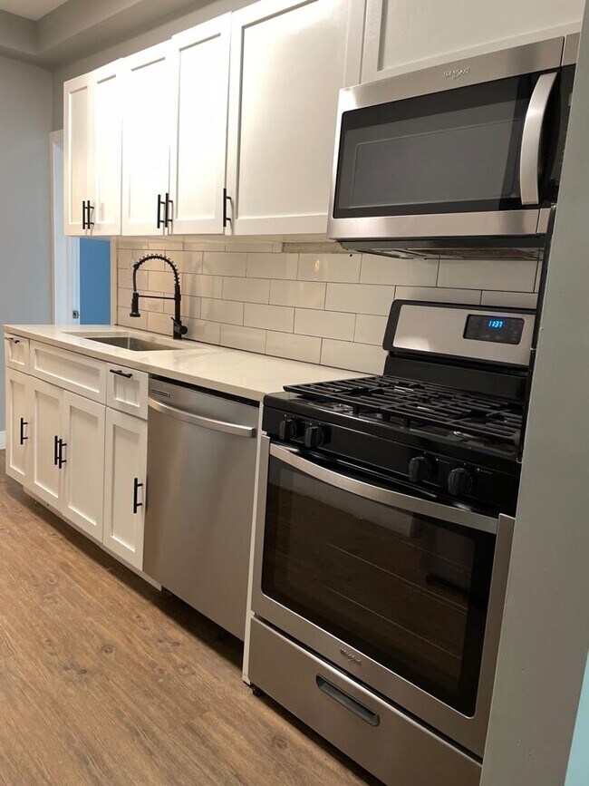 Building Photo - 418 3rd St