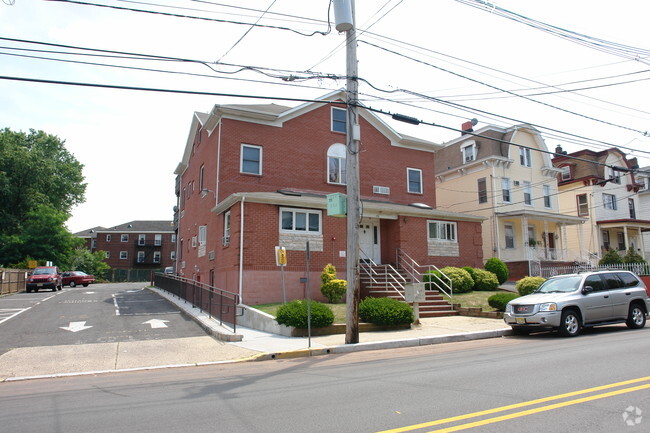 Building Photo - 116 W Grand St