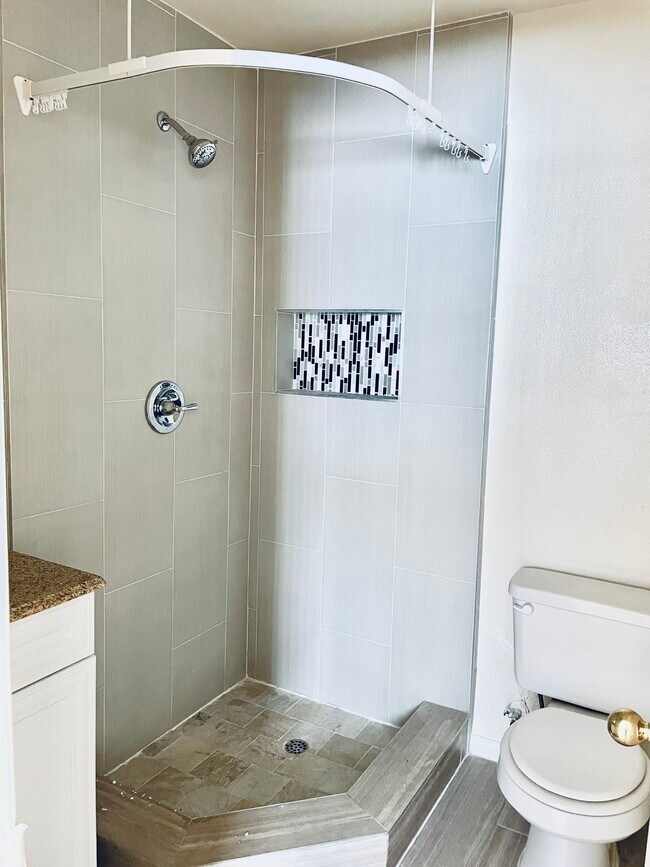 en-suite bathroom - 617 S Shelton St