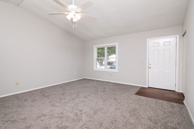 Building Photo - 1207 Middleneck Dr