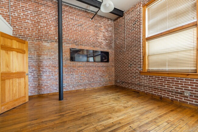 Building Photo - 325 Myrtle Ave