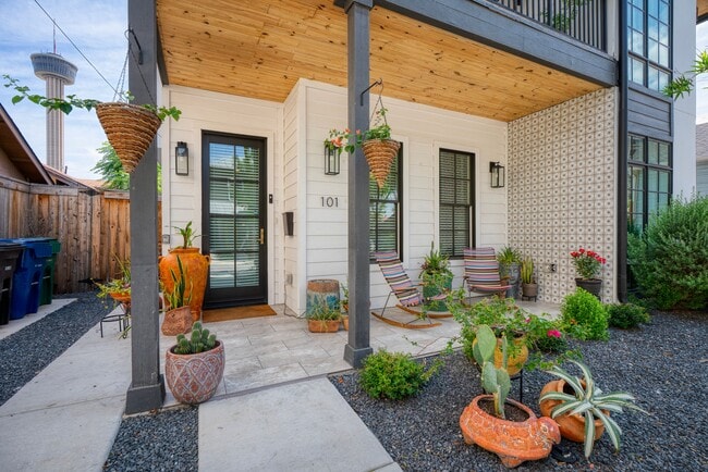 Building Photo - 311 Refugio St