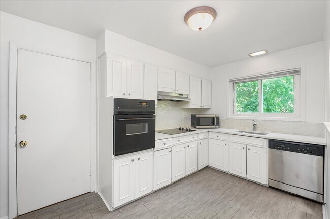 Building Photo - 200 S Blvd-1A