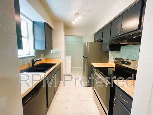 Building Photo - 2800 Jeanetta St