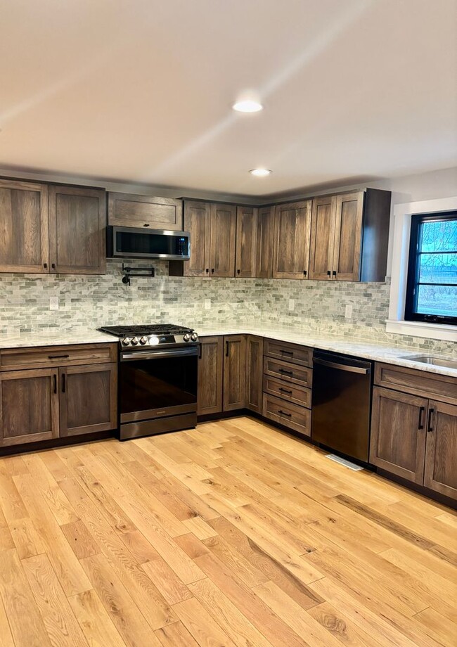 Building Photo - Spacious House. Expansive Lot. Prime Location