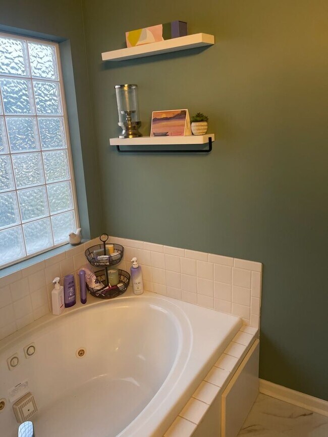 Building Photo - 253 Riverrun Dr