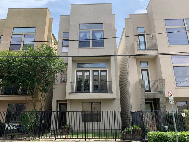 Building Photo - 5231 Lillian St