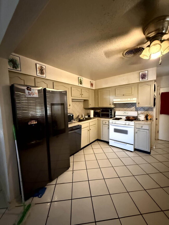 Building Photo - "Charming 4-Bed Oasis with 2  Baths in El ...