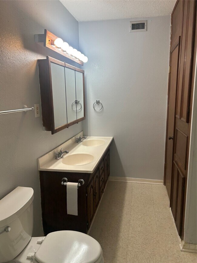 Building Photo - 17030 Morgan Ln