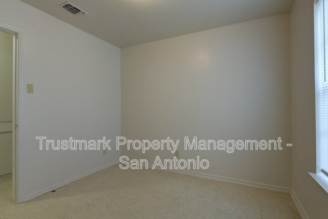 Building Photo - 410 Maple Dr