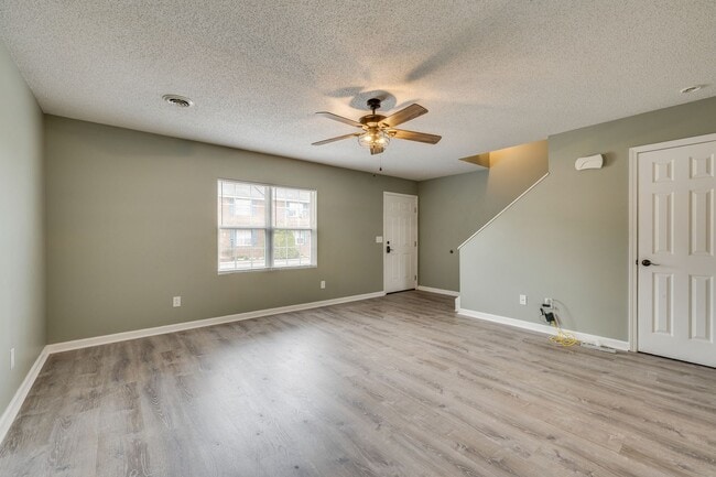 Building Photo - 2 br/ 1.5 bath condo Johnson City