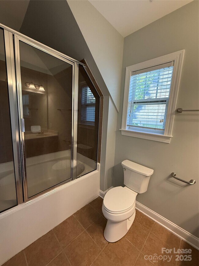Building Photo - 311 Woodvale Pl