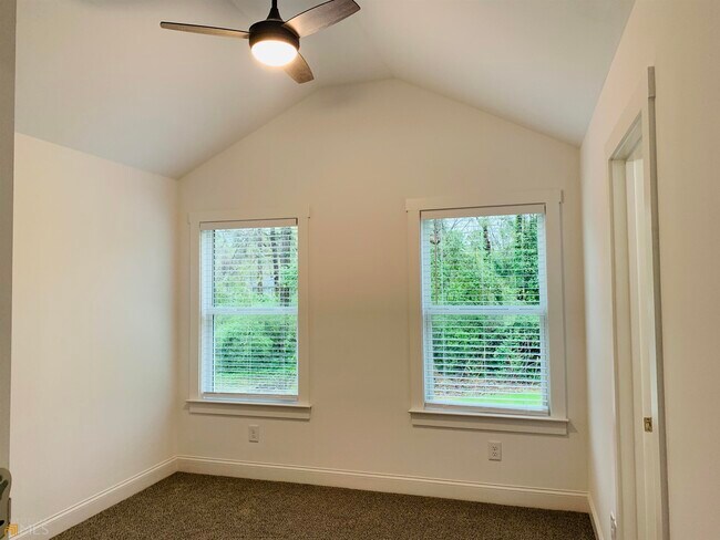 Building Photo - 105 Oak St