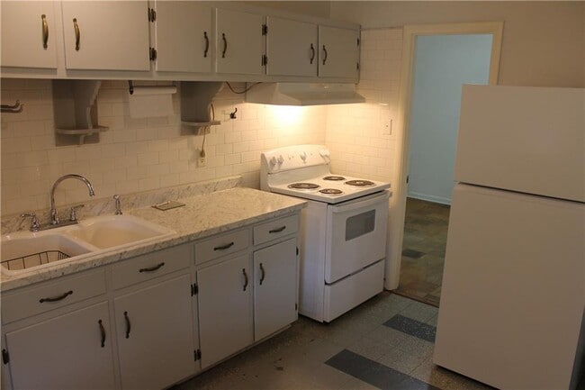 Building Photo - 5608 Morlee Dr S