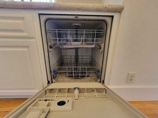 Building Photo - BEAUTIFUL 4BD - 3BA SINGLE STORY HOUSE WITH PRIVATE LAUNDRY AND DETACHED 2 CAR GARAGE