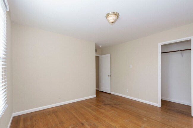 Building Photo - 320 La Casa Ave