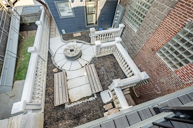 Building Photo - 235 E Market St