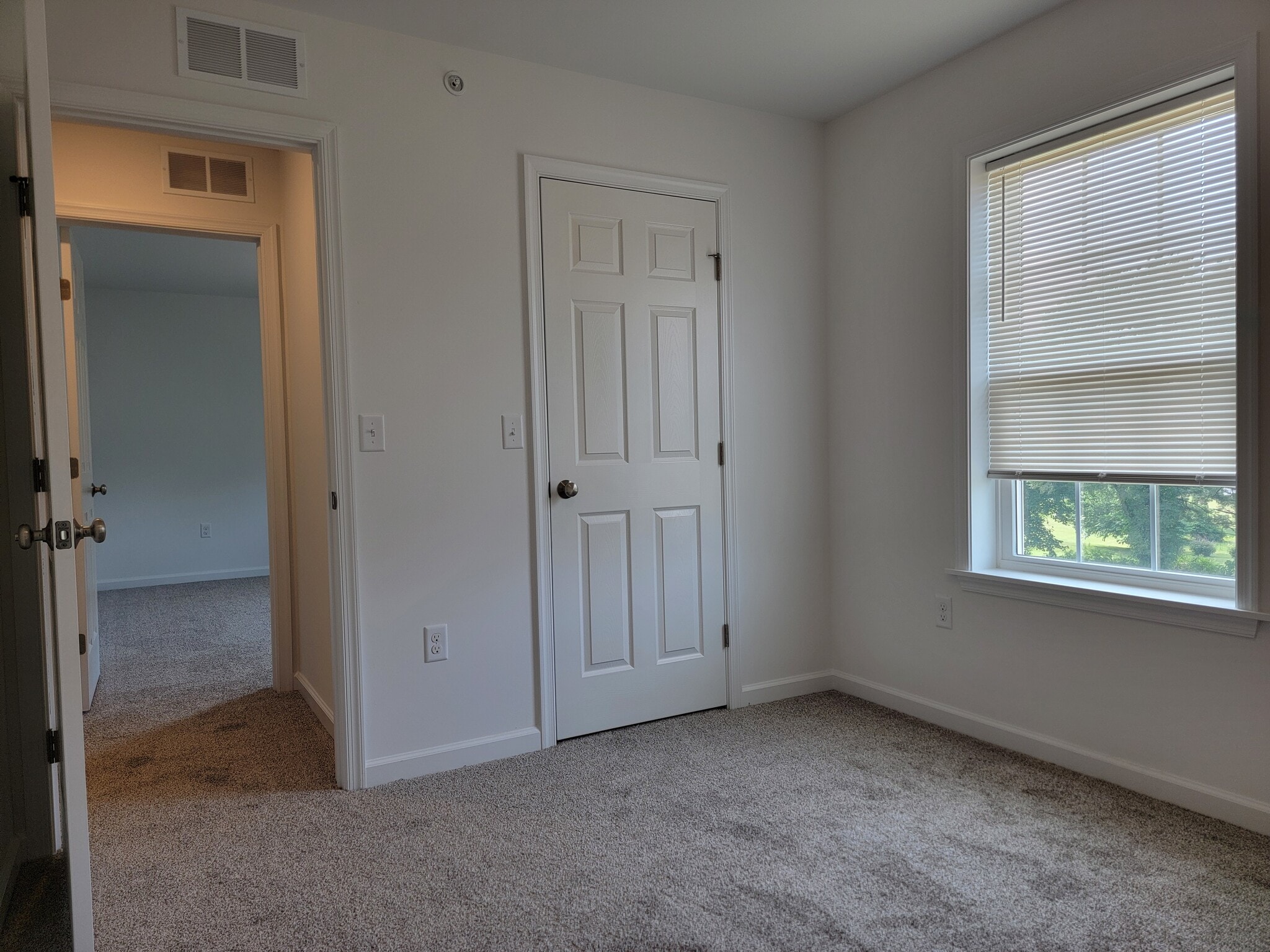 Building Photo - 122 Robert Cir