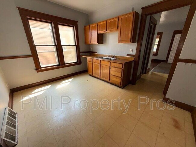 Building Photo - 2222 W Finn Pl
