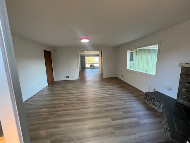 Building Photo - Charming 3-Bedroom Home with Fresh Updates