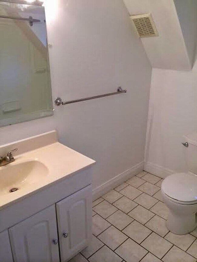 Building Photo - *** Amazing Shadyside Apartment * Walk to everything * Pet Friendly * Duplex Style Apartment * Lu...