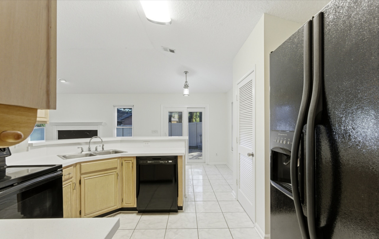 Building Photo - 8510 Majestic Oaks Dr S