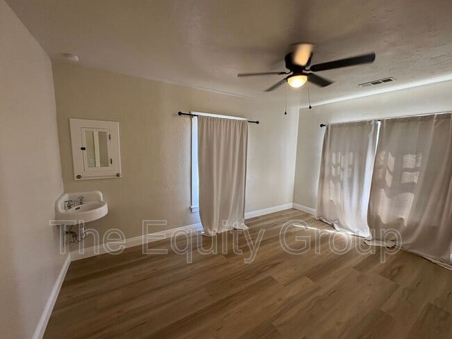 Building Photo - 209 E 11th St