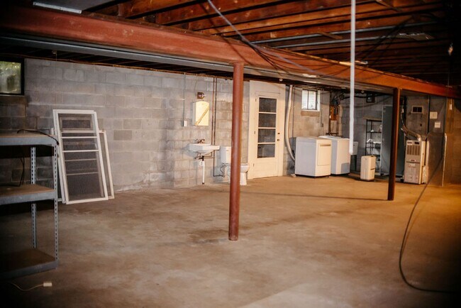 Building Photo - 425 Spring Dr