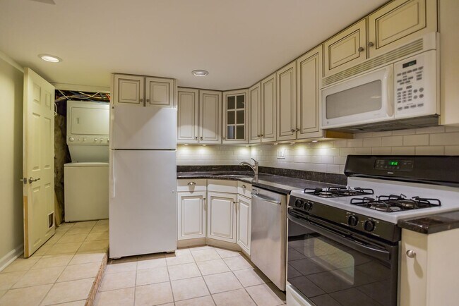 Building Photo - Beautiful 2 Bedroom, 2 Bathroom Historical Row Home