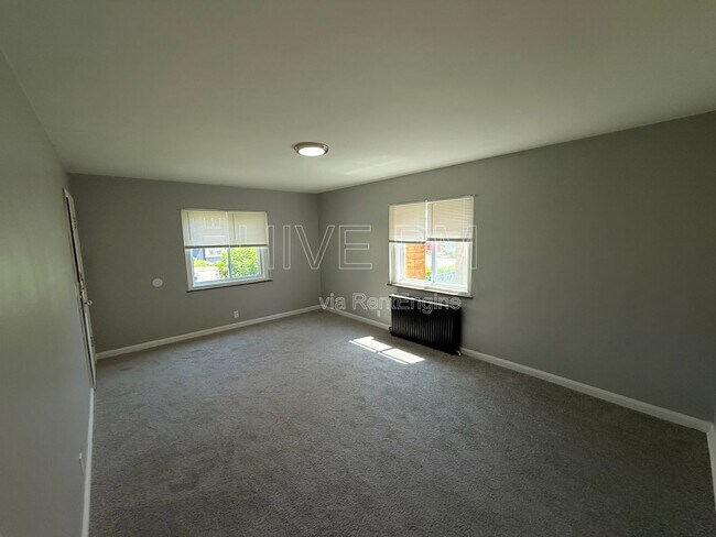 Building Photo - 3135 Mozart Ave