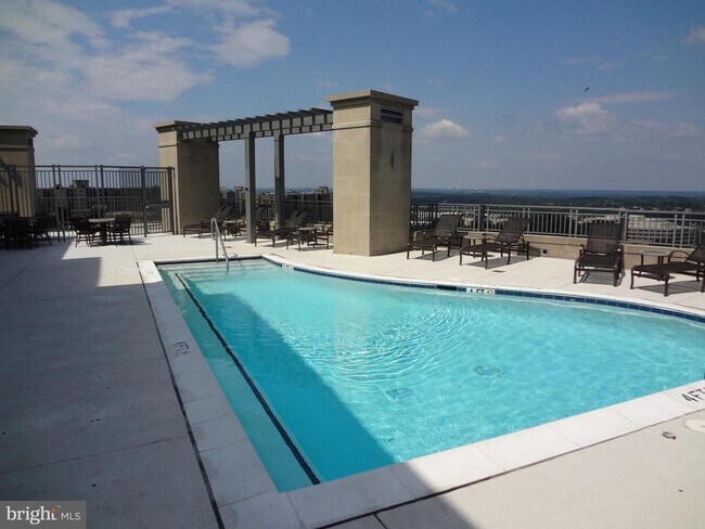 Building Photo - 8220 Crestwood Heights Dr