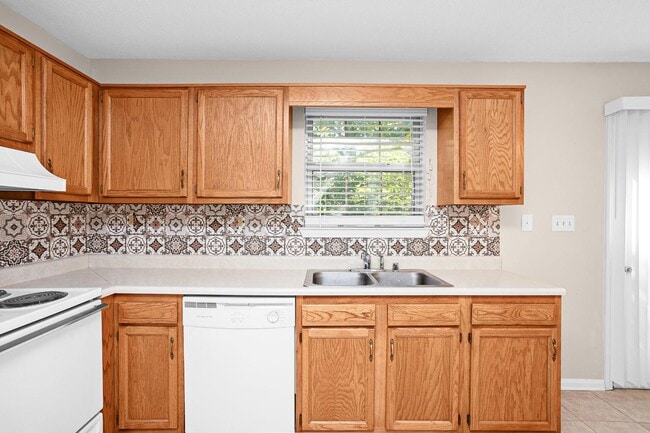 Building Photo - 707 Princeton Dr