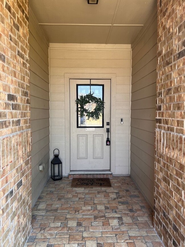 Primary Photo - 4 bedroom/2 bath/2 Car Garage - Beautiful ...