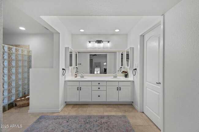 Building Photo - 8649 N Willowrain Ct