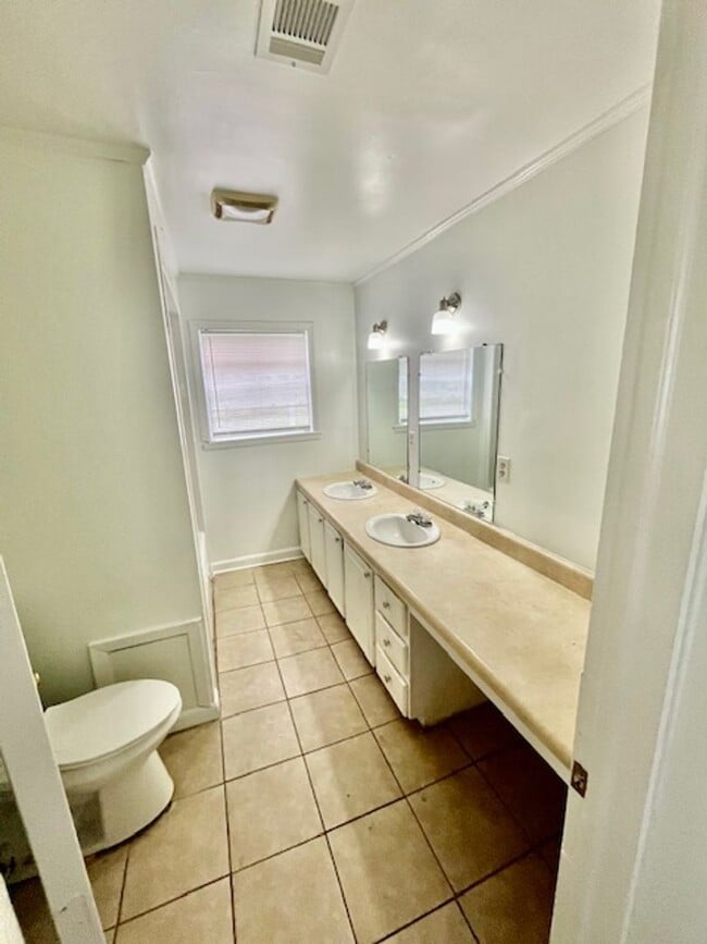 Building Photo - Moss Point 3 Bedroom