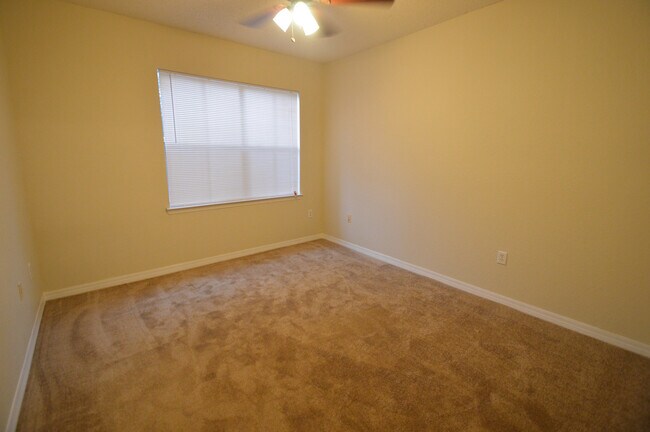 Building Photo - TAMPA: 2 bed/ 2bath condo on 2nd floor in ...