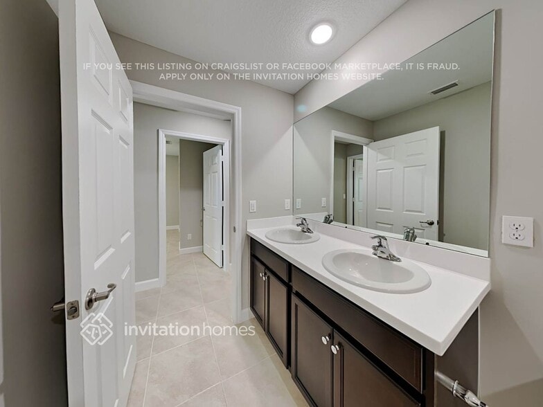 Building Photo - 1029 SW Canary Terrace