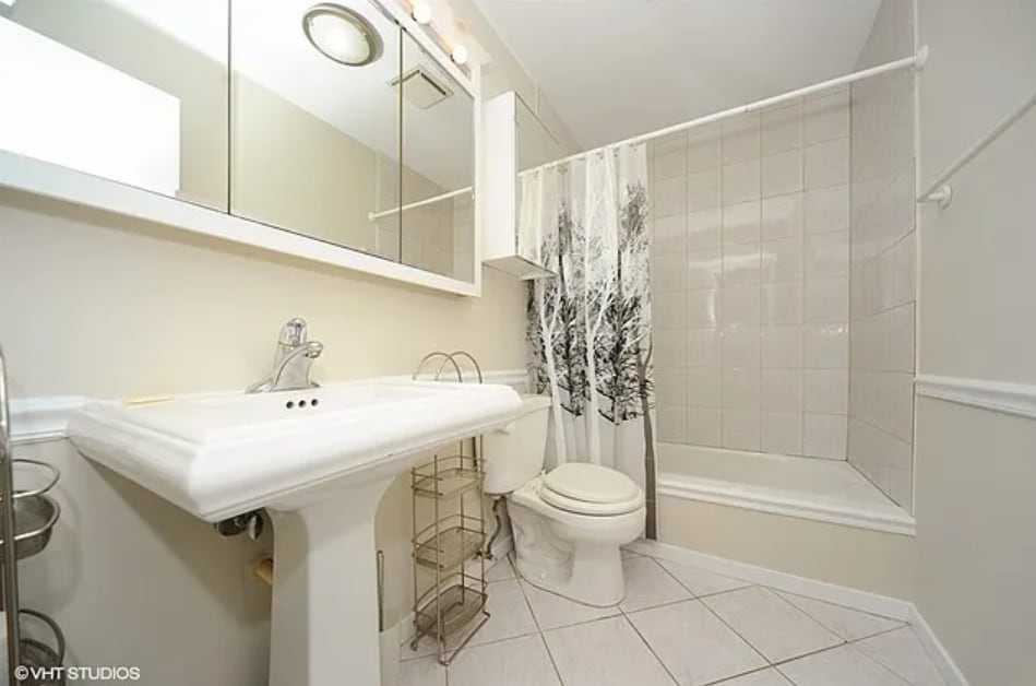 Upstairs bath - 1734 Pickwick Ln