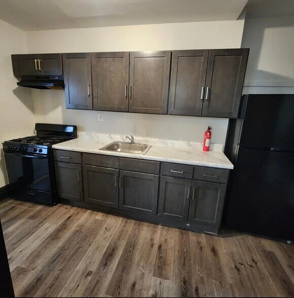 917 Grove St 1B - 916 Grove St